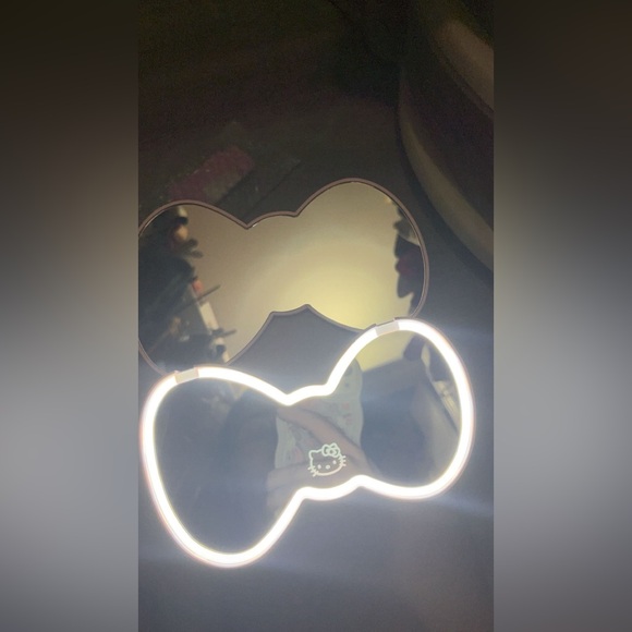 NIB hello kitty bow LED mirror - Picture 4 of 10
